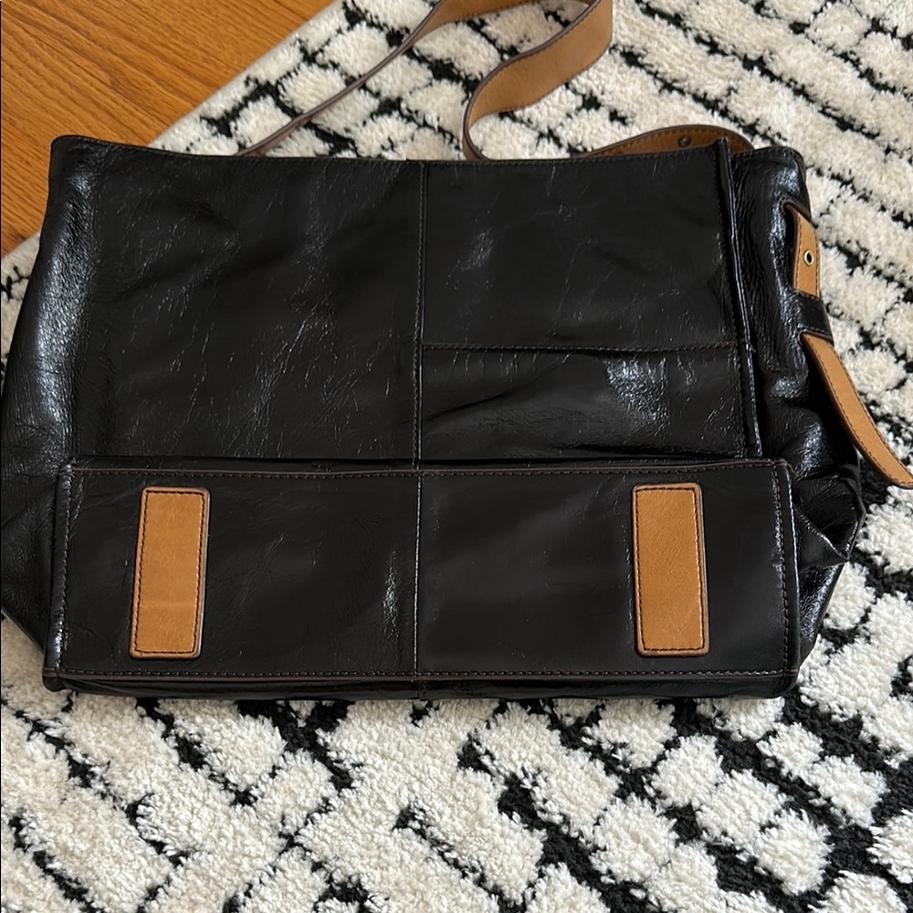 Hobo Black and Tan Shoulder Bag with Spacious Design - Picture 3 of 6